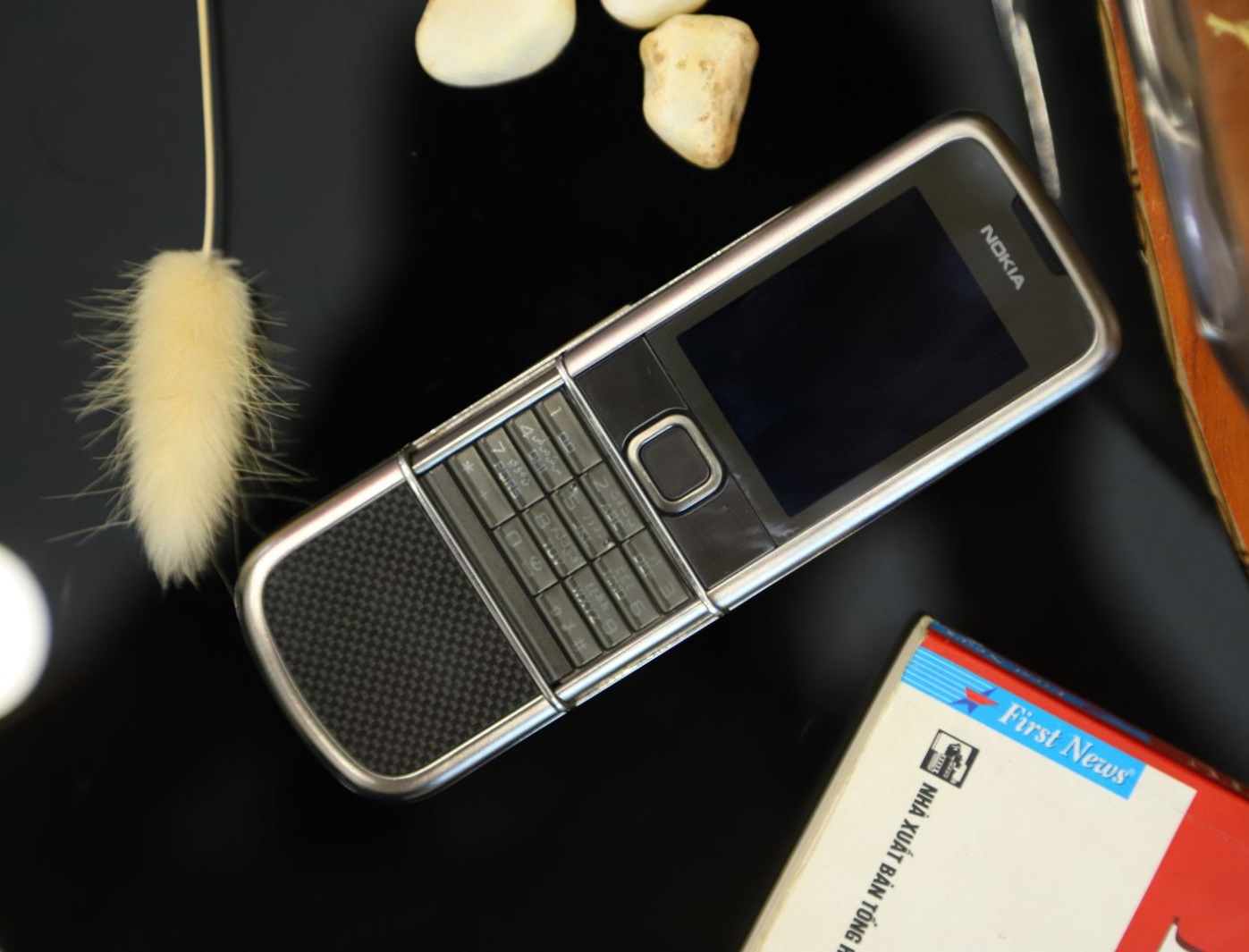 Nokia 8800E Carbon Arte: Sự kết hợp hoàn hảo giữa hình thức và chất lượng. Nokia 8800E Carbon Arte là chiếc điện thoại đẳng cấp đến từng chi tiết nhỏ nhất. Hãy cùng chiêm ngưỡng hình ảnh sản phẩm để hiểu rõ vì sao Nokia lại được yêu thích đến vậy.