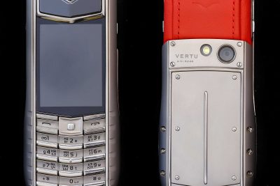 Khám phá chiếc điện thoại Vertu Ascent Ti da đen chỉ đỏ phiên bản cool ngầu Pinkulan