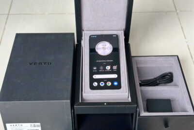 Điện thoại METAVERTU 2 Da cá sấu xanh viền Gold fullbox đẹp 99%