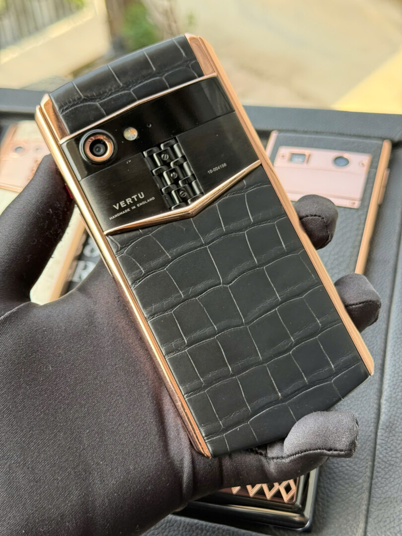 Vertu Aster P mạ vàng da cá sấu đen