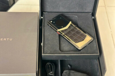 Điện Thoại Vertu Iron Flip Da Cá Sấu Viền Gold 99%