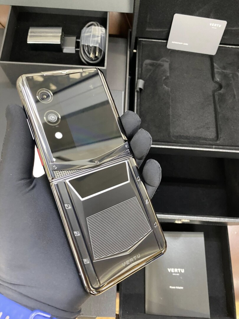 Vertu Quantum Flip Cyber Black (1)
