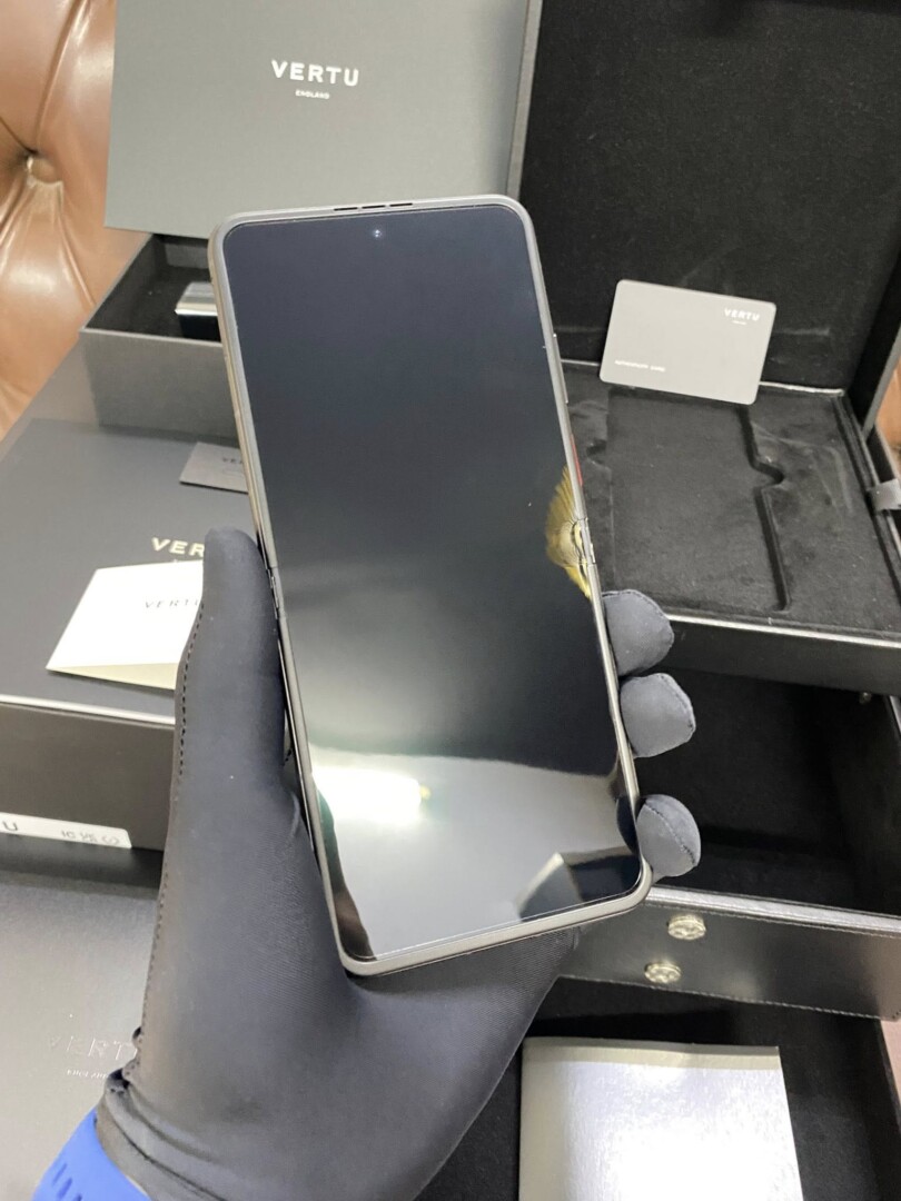 Vertu Quantum Flip Cyber Black (3)