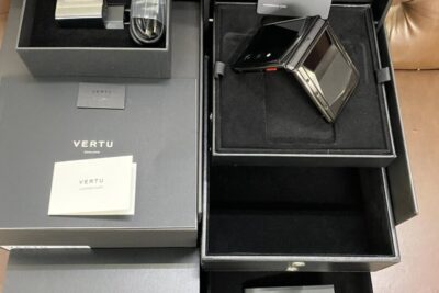Điện Thoại Vertu Quantum Flip Cyber Black đẹp 99%