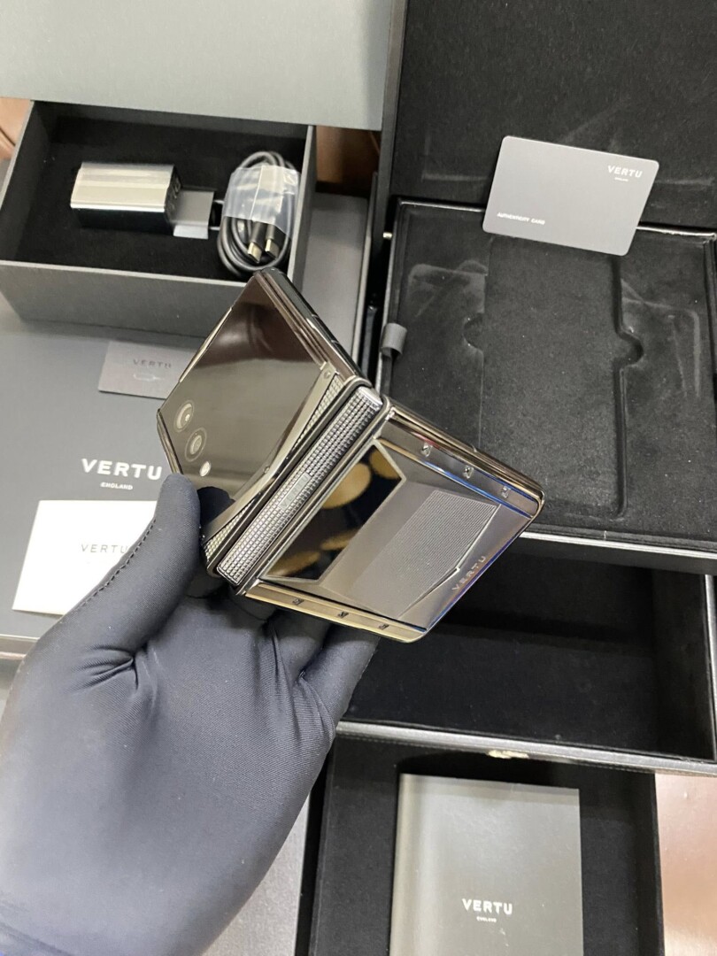 Vertu Quantum Flip Cyber Black (5)