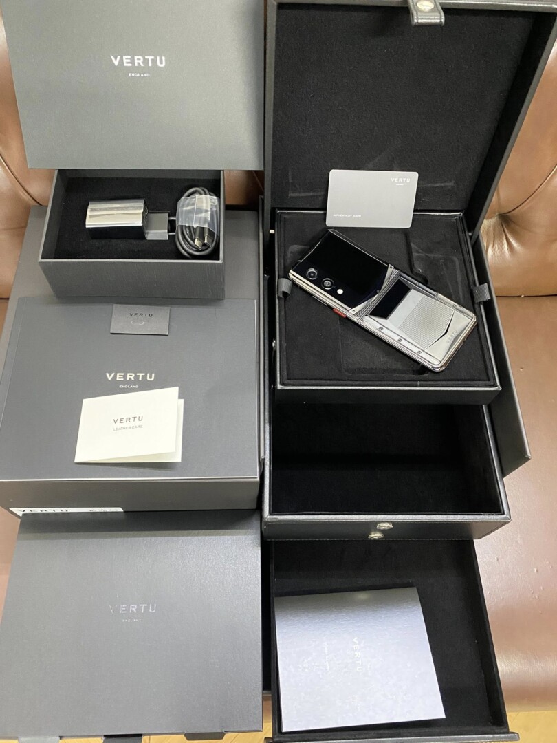 Vertu Quantum Flip Cyber Black (7)