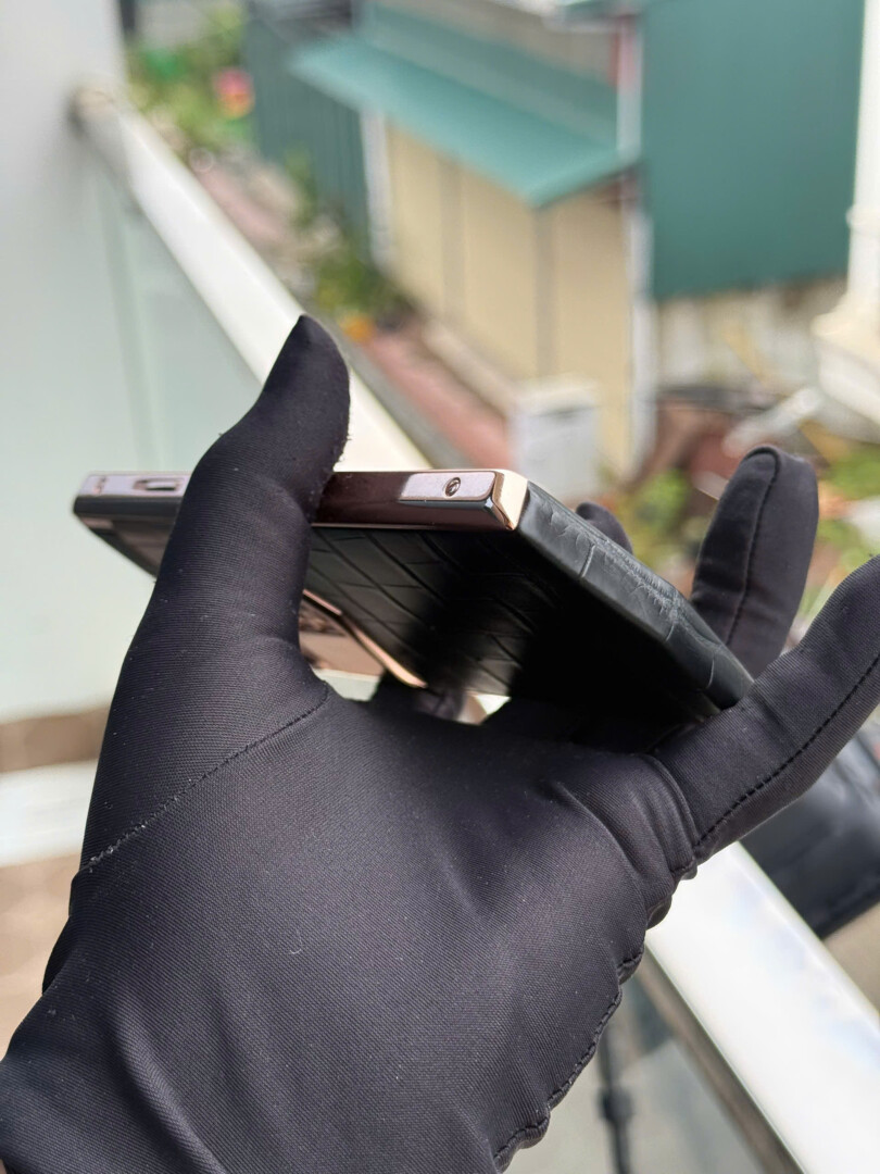 Vertu Aster P Mạ Vàng Da Cá Sấu đen (3)