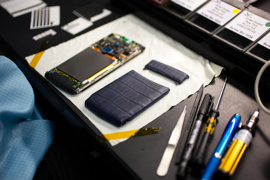 Dien Thoai Sieu Sang Vertu Duoc Lap Rap Thu Cong (3)