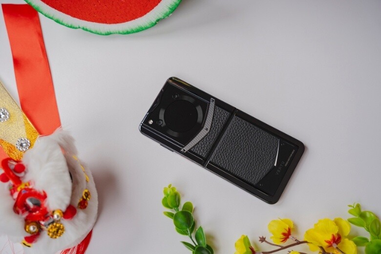 Vertu Iron Flip Thiet Ke Xa Xi Voi Kinh Sapphire Vertuvietnam