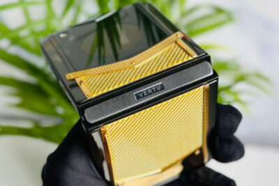 Vertu Iron Flip Gold Carbon Gold 99% Fullbox Trùng IMEI – Điện thoại gập siêu sang với thiết kế Carbon đẳng cấp