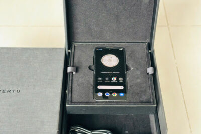 Vertu Iron Flip Gold Carbon Gold 99% Fullbox Trùng IMEI – Điện thoại gập siêu sang với thiết kế Carbon đẳng cấp