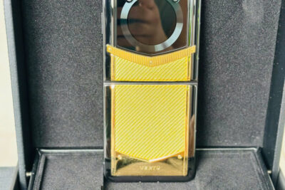 Vertu Iron Flip Gold Carbon Gold 99% Fullbox Trùng IMEI – Điện thoại gập siêu sang với thiết kế Carbon đẳng cấp