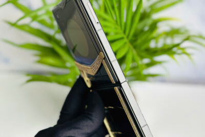 Vertu Iron Flip Diamonds Gold Black 99% Fullbox Trùng IMEI – Kiệt tác điện thoại gập xa xỉ dành cho doanh nhân