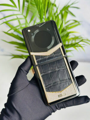 Vertu Iron Flip Diamonds Gold Black 99% Fullbox Trùng IMEI – Kiệt tác điện thoại gập xa xỉ dành cho doanh nhân