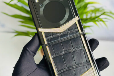 Vertu Iron Flip Diamonds Gold Black 99% Fullbox Trùng IMEI – Kiệt tác điện thoại gập xa xỉ dành cho doanh nhân