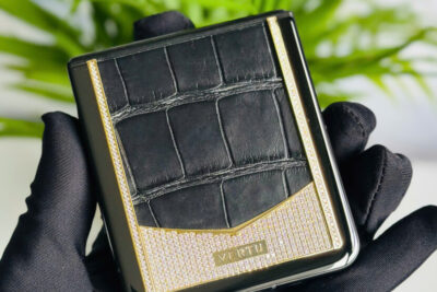 Vertu Iron Flip Diamonds Gold Black 99% Fullbox Trùng IMEI – Kiệt tác điện thoại gập xa xỉ dành cho doanh nhân
