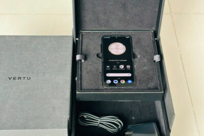Vertu Iron Flip Diamonds Gold Black 99% Fullbox Trùng IMEI – Kiệt tác điện thoại gập xa xỉ dành cho doanh nhân
