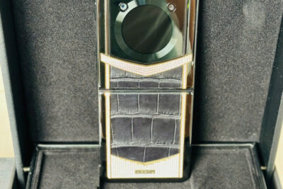 Vertu Iron Flip Diamonds Gold Black 99% Fullbox Trùng IMEI – Kiệt tác điện thoại gập xa xỉ dành cho doanh nhân
