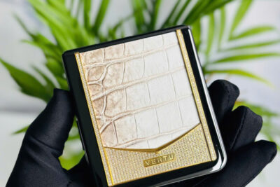 Vertu Iron Flip Diamonds Gold Himalaya 99% Fullbox Trùng IMEI – Biểu tượng điện thoại gập siêu sang dành cho giới tinh hoa